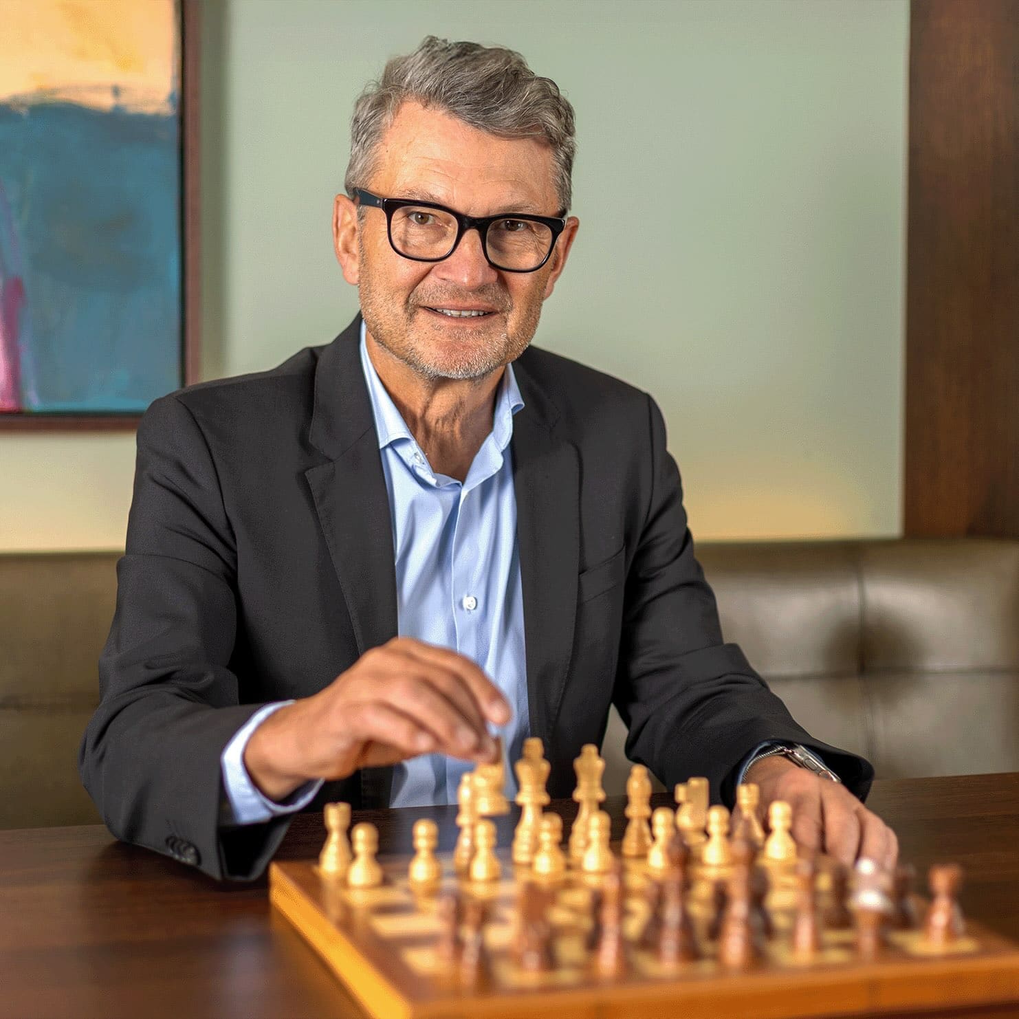 Thomas Wachter bei einer Schachpartie, Sinnbild für strategische Planung und Entscheidungsfindung in der Beratung.